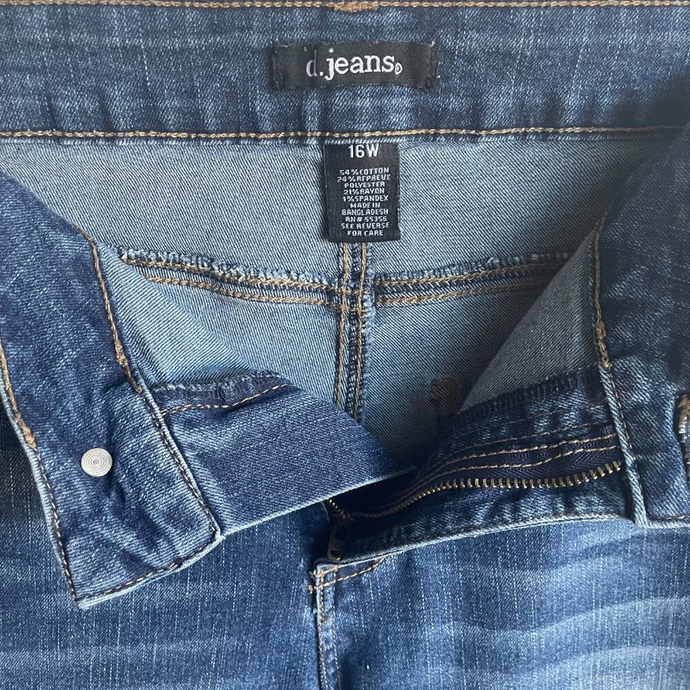 D Jeans, Jean Shorts from Recycled H2O Bottles in Medium Wash with rolled hem - Picture 3 of 6